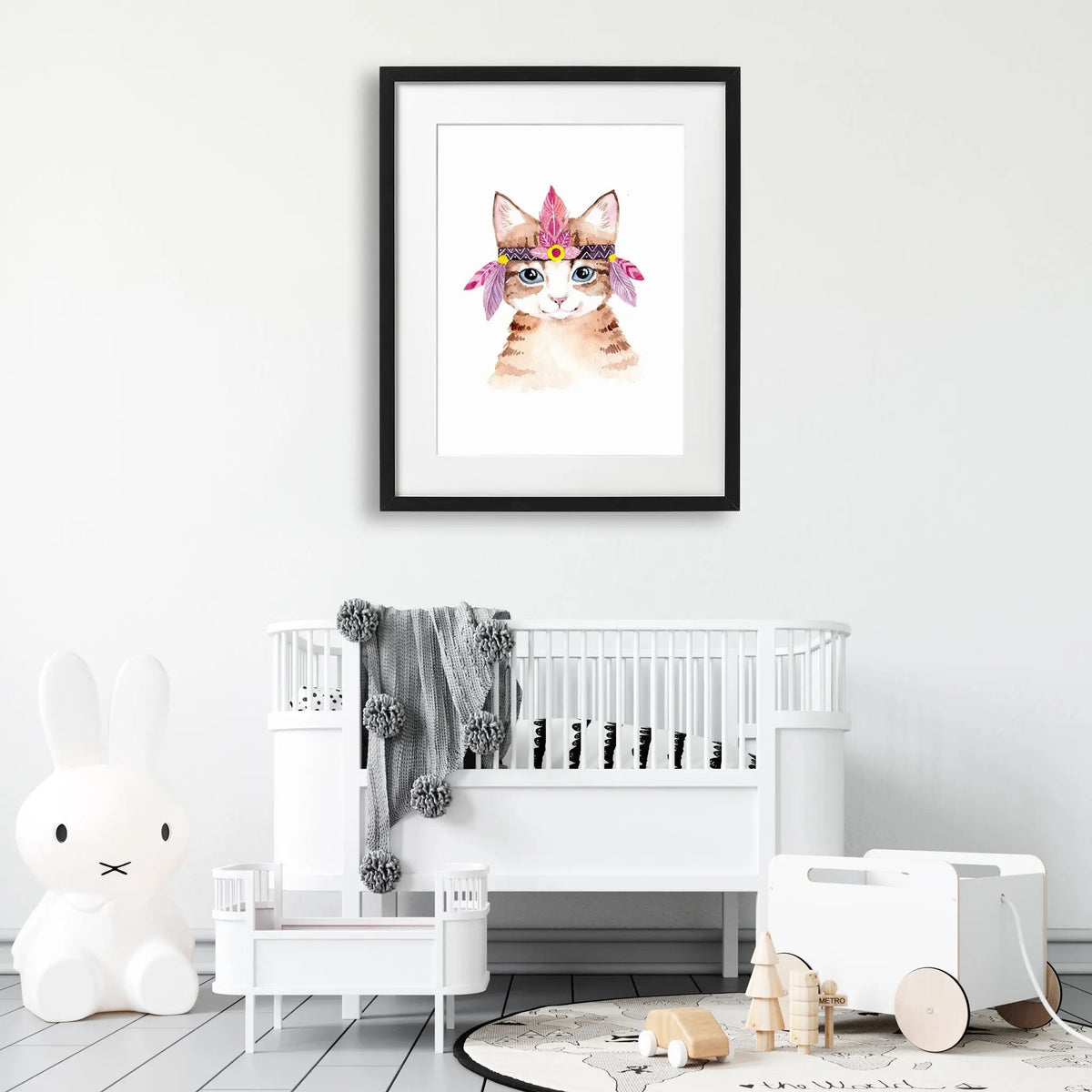 Tablou cu rama pentru copii care reprezinta o pisica draguta cu o pana pe cap ilustrata intr o pictura acuarela fluffy cat