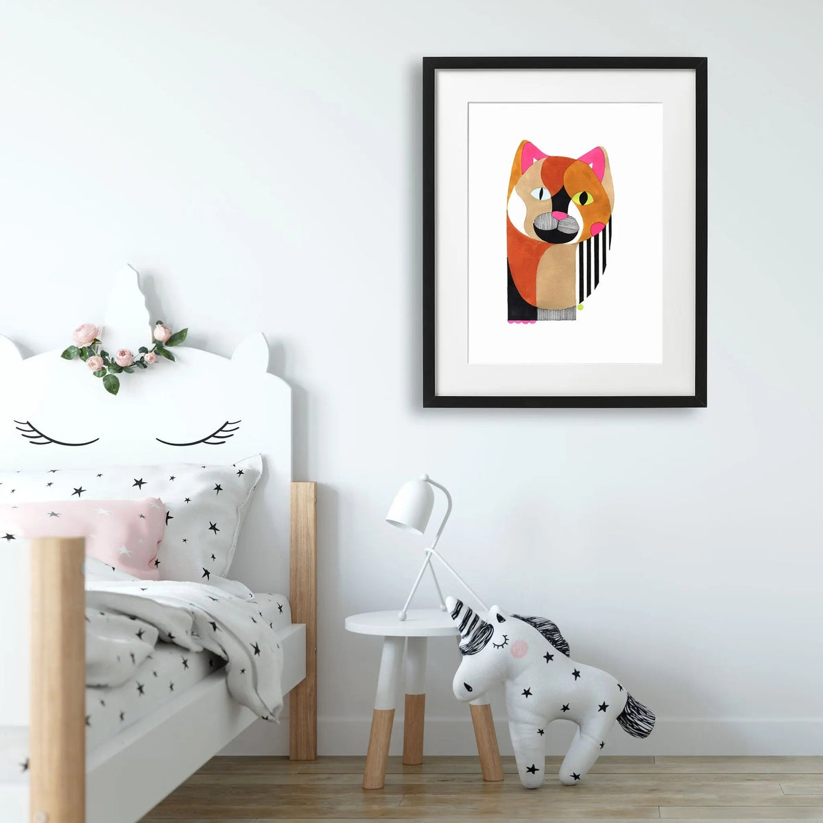 Tablou cu rama pentru copii care reprezinta un portret abstract pictat cu acuarela al unei pisici cu linii de pensula colorate colorful cat