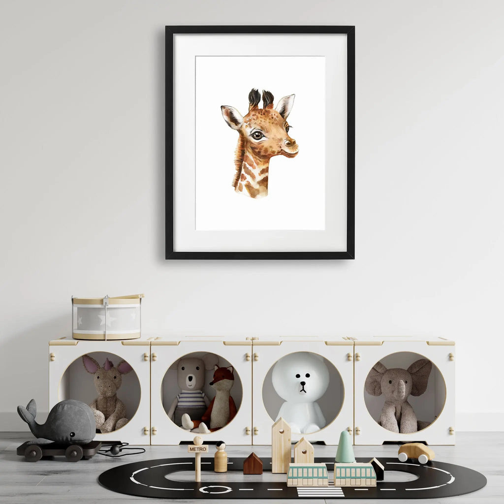 Tablou cu rama pentru copii ilustrand un pui de girafa care arata inocenta si frumusetea acestui animal giraffe gaze