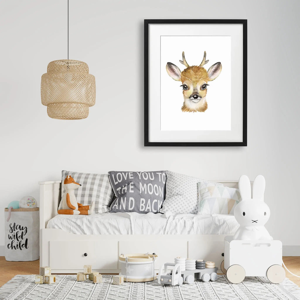 Tablou cu rama pentru copii care ilustreaza un pui de cerb capturand frumusetea si inocenta acestui animal prin intermediul tehnicii acuarelei baby deer