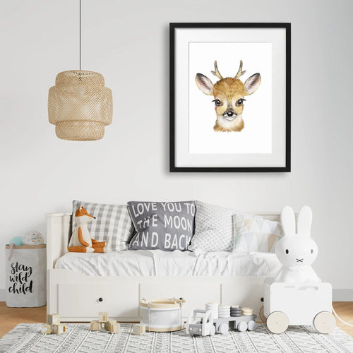 Tablou cu rama pentru copii care ilustreaza un pui de cerb capturand frumusetea si inocenta acestui animal prin intermediul tehnicii acuarelei baby deer