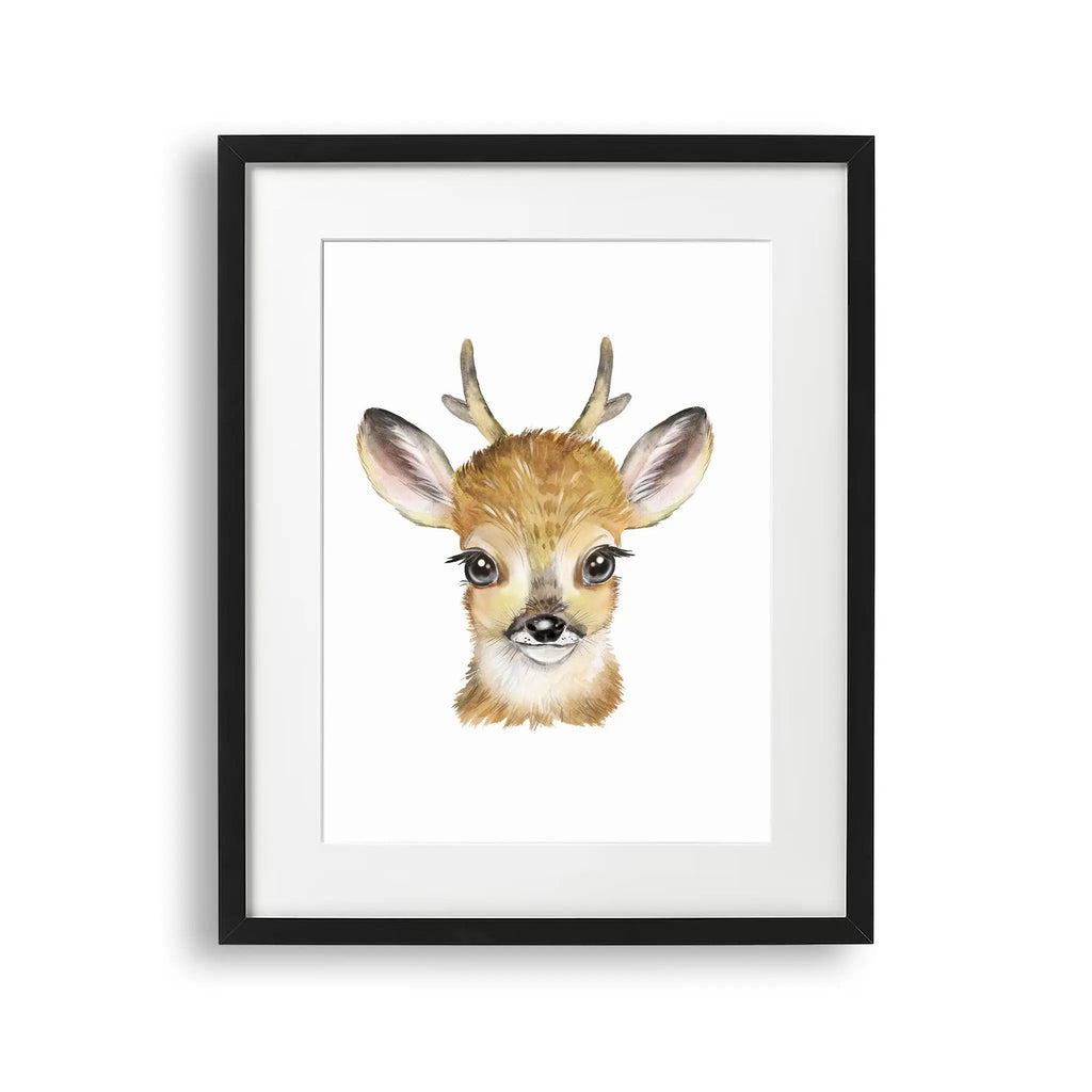 Tablou cu rama pentru copii care ilustreaza un pui de cerb capturand frumusetea si inocenta acestui animal prin intermediul tehnicii acuarelei baby deer