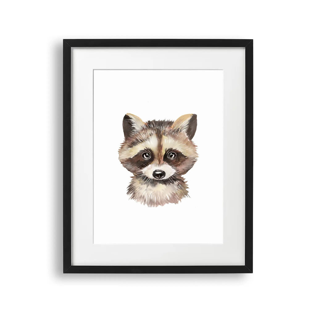 Tablou cu rama pentru copii care ilustreaza un portret al unui pui de raton care capteaza personalitatea si expresia unica a acestui animal mic si iubitor baby raccoon