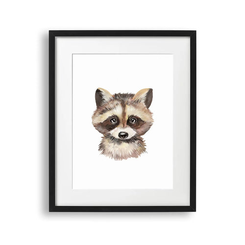 Tablou cu rama pentru copii care ilustreaza un portret al unui pui de raton care capteaza personalitatea si expresia unica a acestui animal mic si iubitor baby raccoon