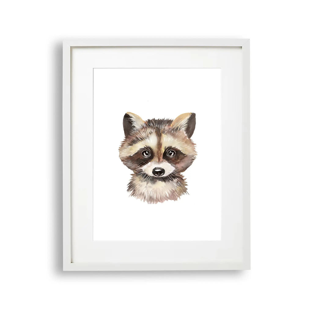 Tablou cu rama pentru copii care ilustreaza un portret al unui pui de raton care capteaza personalitatea si expresia unica a acestui animal mic si iubitor baby raccoon