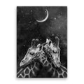 Tablou canvas pentru copii ce ilustreaza un cuplu incantator de girafe in timpul noptii cu un fundal intunecat plin de stele si o luna stralucitoare nighttime romance