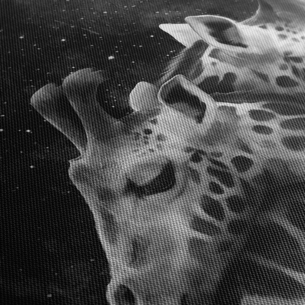 Tablou canvas pentru copii ce ilustreaza un cuplu incantator de girafe in timpul noptii cu un fundal intunecat plin de stele si o luna stralucitoare nighttime romance