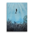 Tablou canvas pentru copii ilustreaza o sirena care inoata printre corali in adancul marii albastre creand o imagine plina de culoare si magie underwater magic